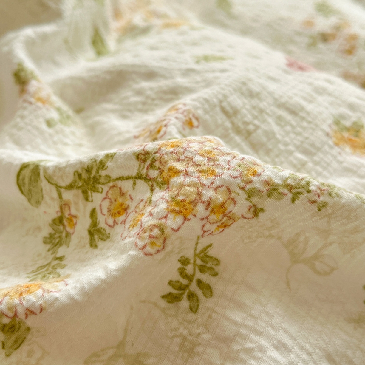 91家纺网 家纺一手货源 找家纺 彩韵家纺 2026新款软糯泡芙纱印花四件套 花间飞舞