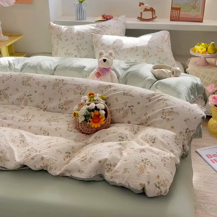 91家纺网 家纺一手货源 找家纺 彩韵家纺 2026新款软糯泡芙纱印花四件套 花间飞舞