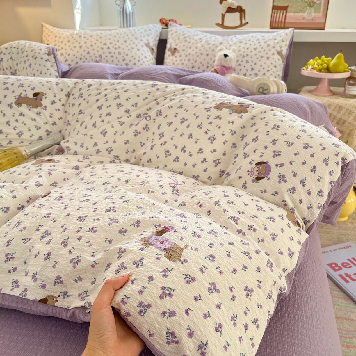 91家纺网 家纺一手货源 找家纺 彩韵家纺 2026新款软糯泡芙纱印花四件套 花间狗狗