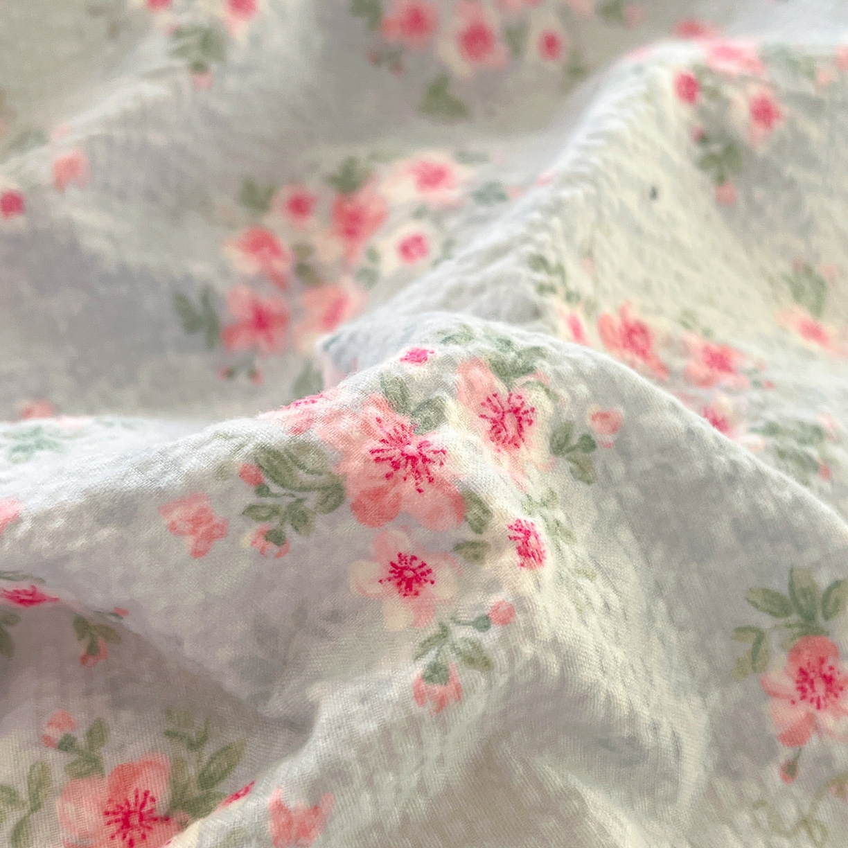 91家纺网 家纺一手货源 找家纺 彩韵家纺 2026新款软糯泡芙纱印花四件套 花园密语