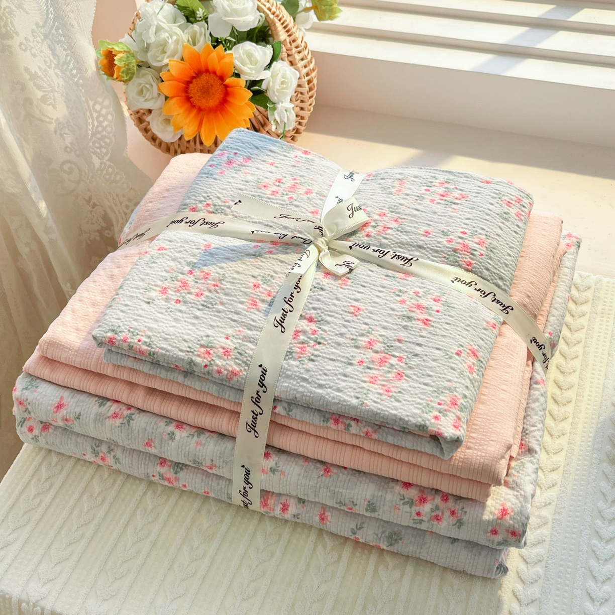 91家纺网 家纺一手货源 找家纺 彩韵家纺 2026新款软糯泡芙纱印花四件套 花园密语