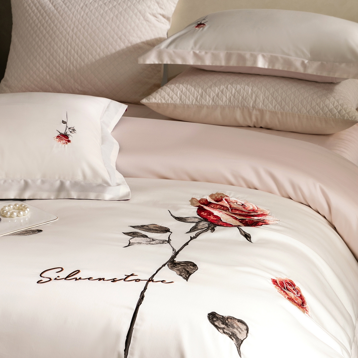 91家纺网 家纺一手货源 找家纺 东方合美（原：皇家传奇） 2026春夏新款长绒棉纯棉刺绣四件套-温情蜜意 温情蜜意-白