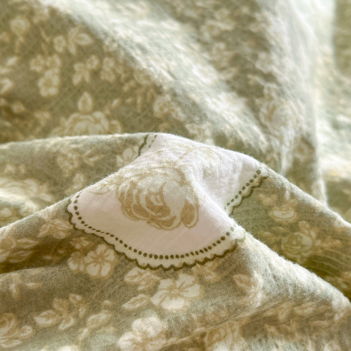 91家纺网 家纺一手货源 找家纺 彩韵家纺 2026新款软糯泡芙纱印花四件套 花之世界