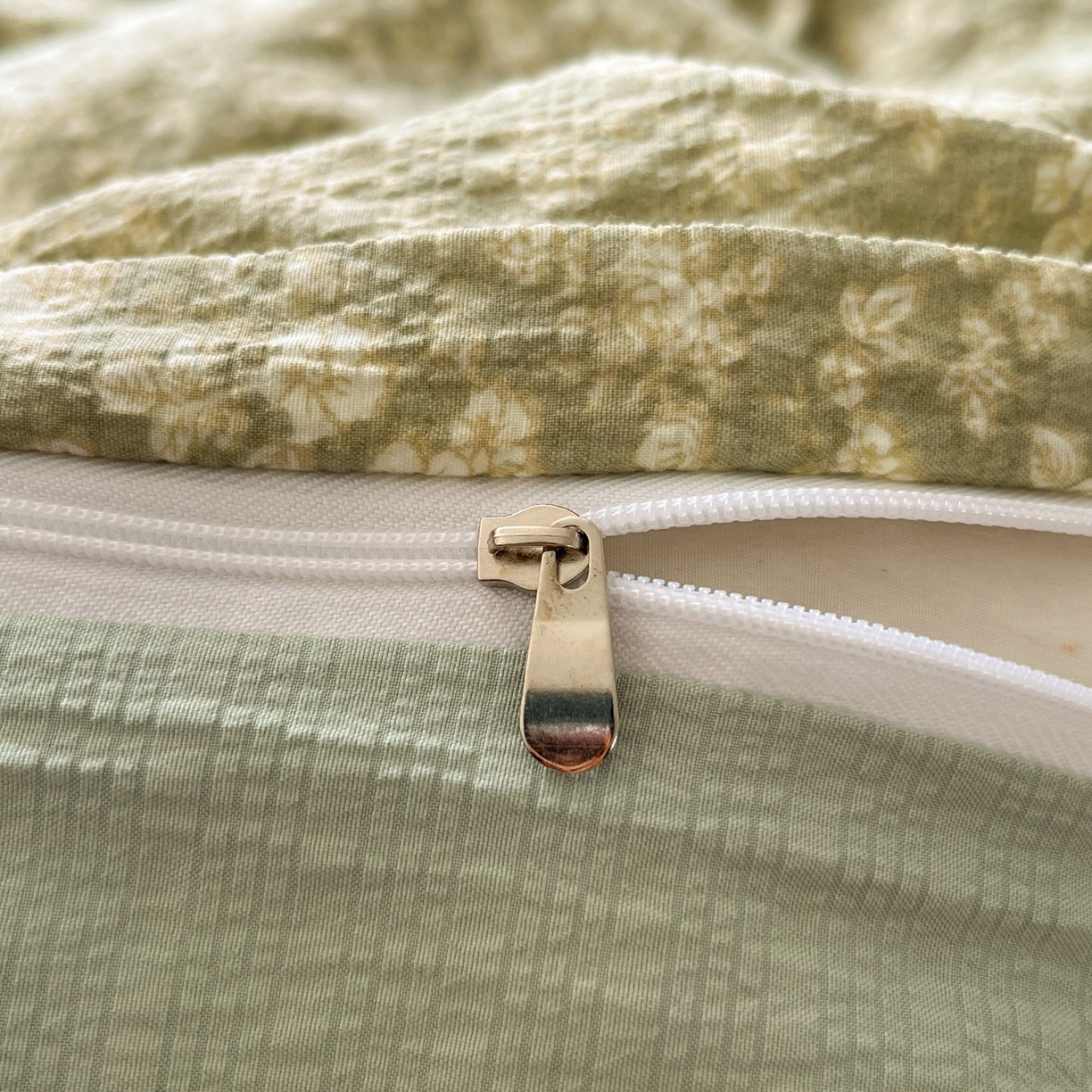 91家纺网 家纺一手货源 找家纺 彩韵家纺 2026新款软糯泡芙纱印花四件套 花之世界