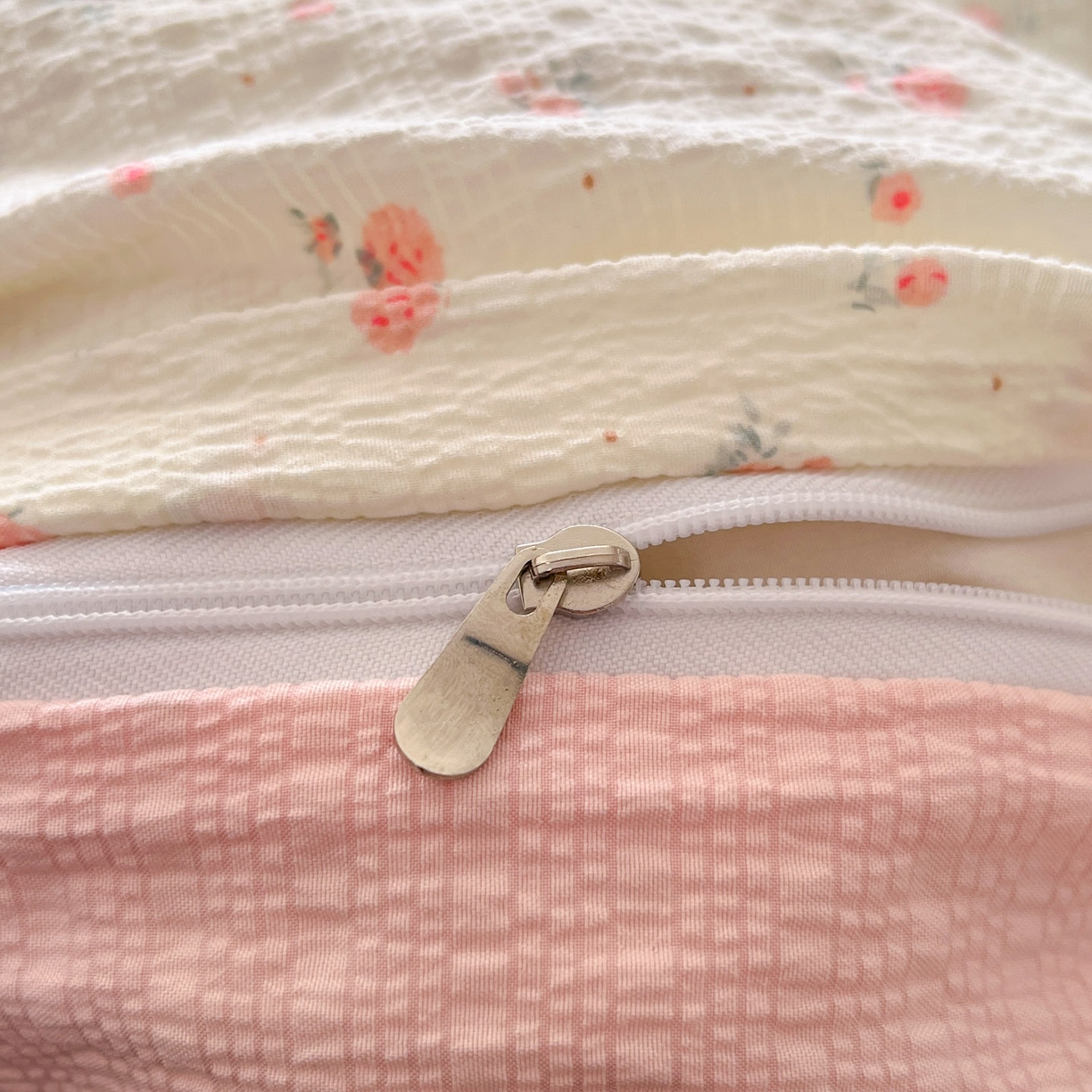 91家纺网 家纺一手货源 找家纺 彩韵家纺 2026新款软糯泡芙纱印花四件套 玫瑰物语