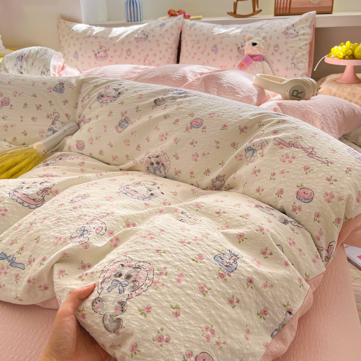 91家纺网 家纺一手货源 找家纺 彩韵家纺 2026新款软糯泡芙纱印花四件套 萌宠派对