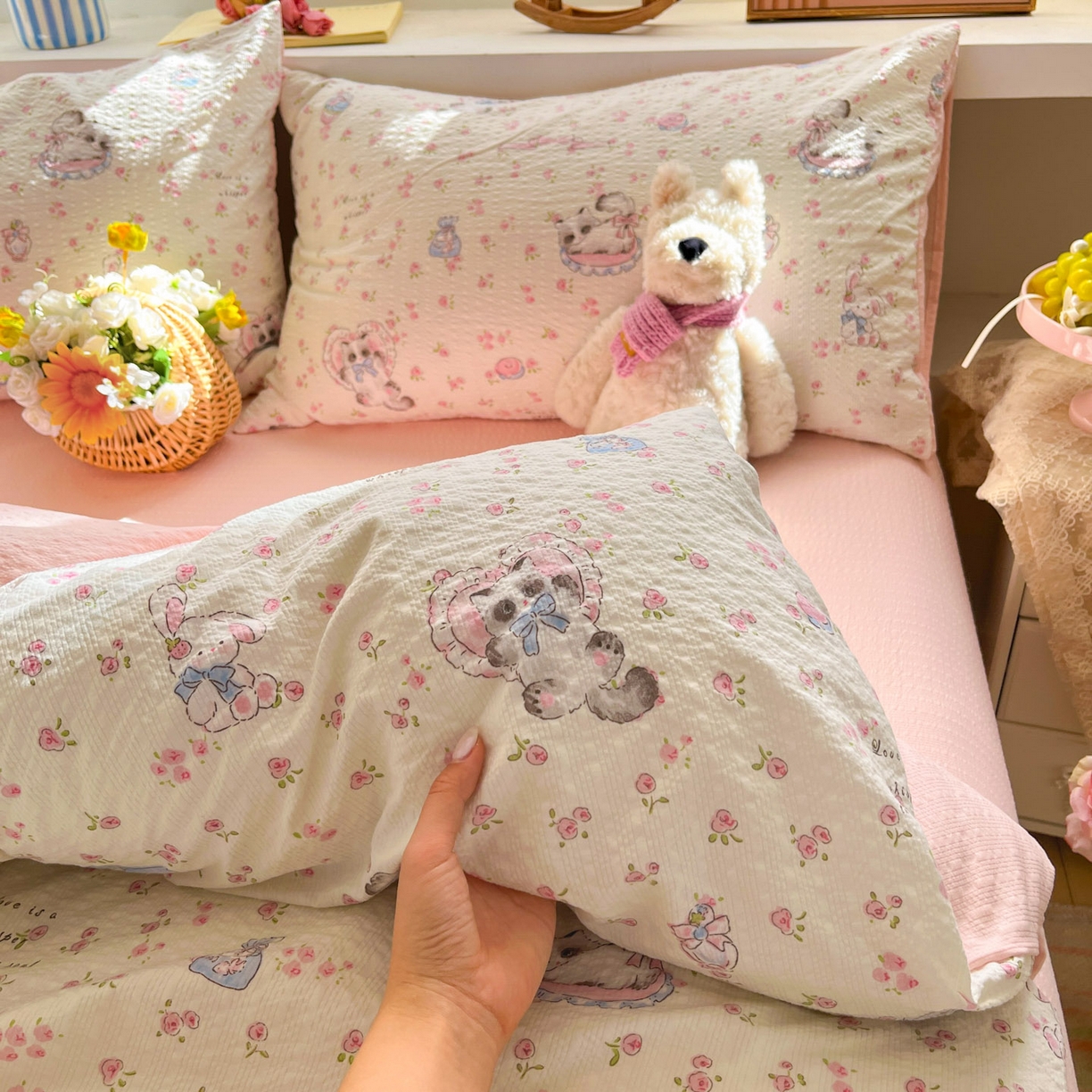 91家纺网 家纺一手货源 找家纺 彩韵家纺 2026新款软糯泡芙纱印花四件套 萌宠派对