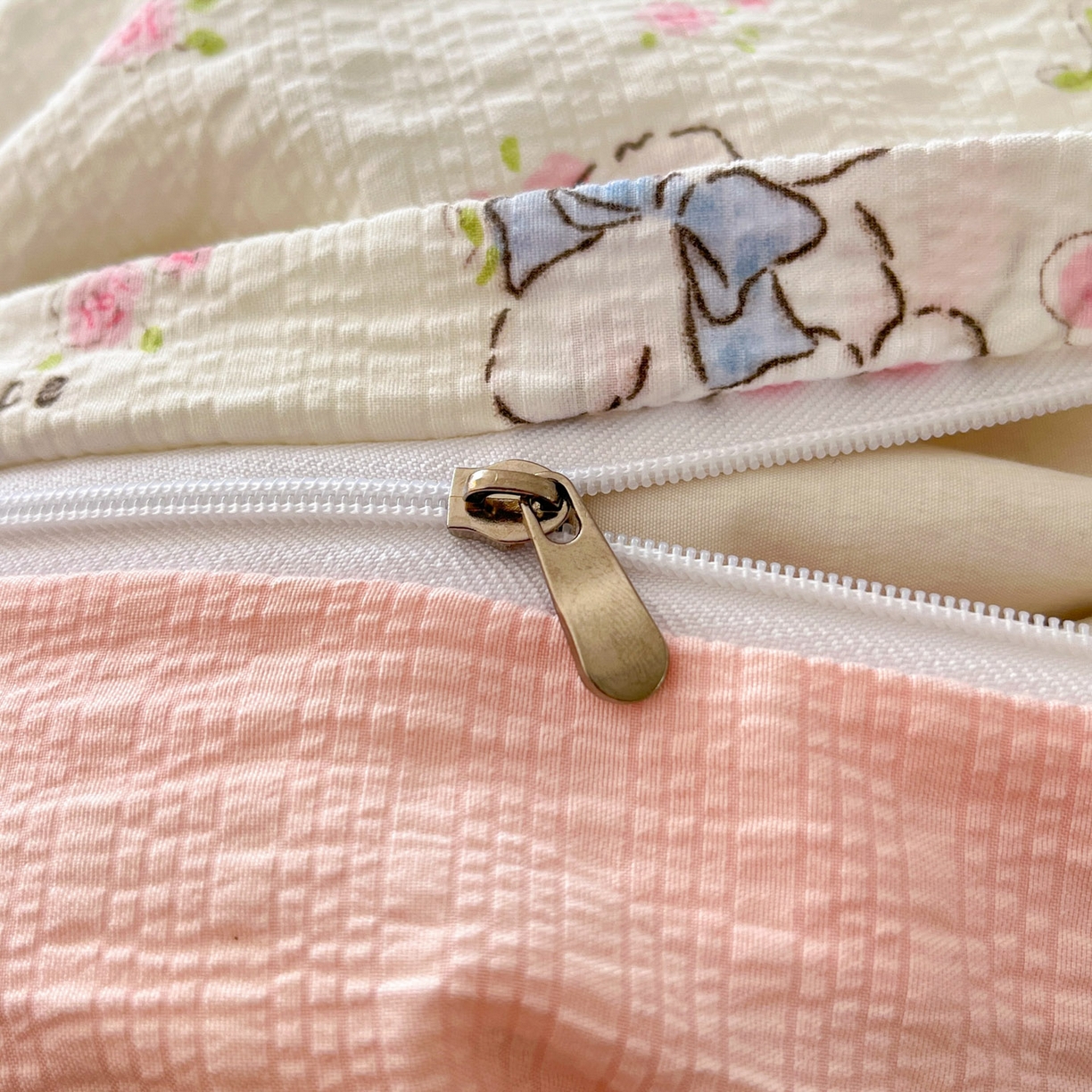 91家纺网 家纺一手货源 找家纺 彩韵家纺 2026新款软糯泡芙纱印花四件套 萌宠派对