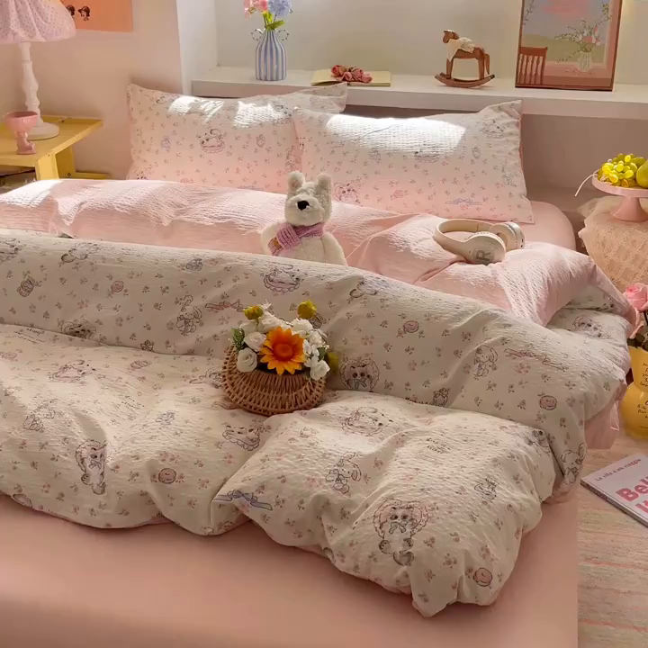 91家纺网 家纺一手货源 找家纺 彩韵家纺 2026新款软糯泡芙纱印花四件套 萌宠派对