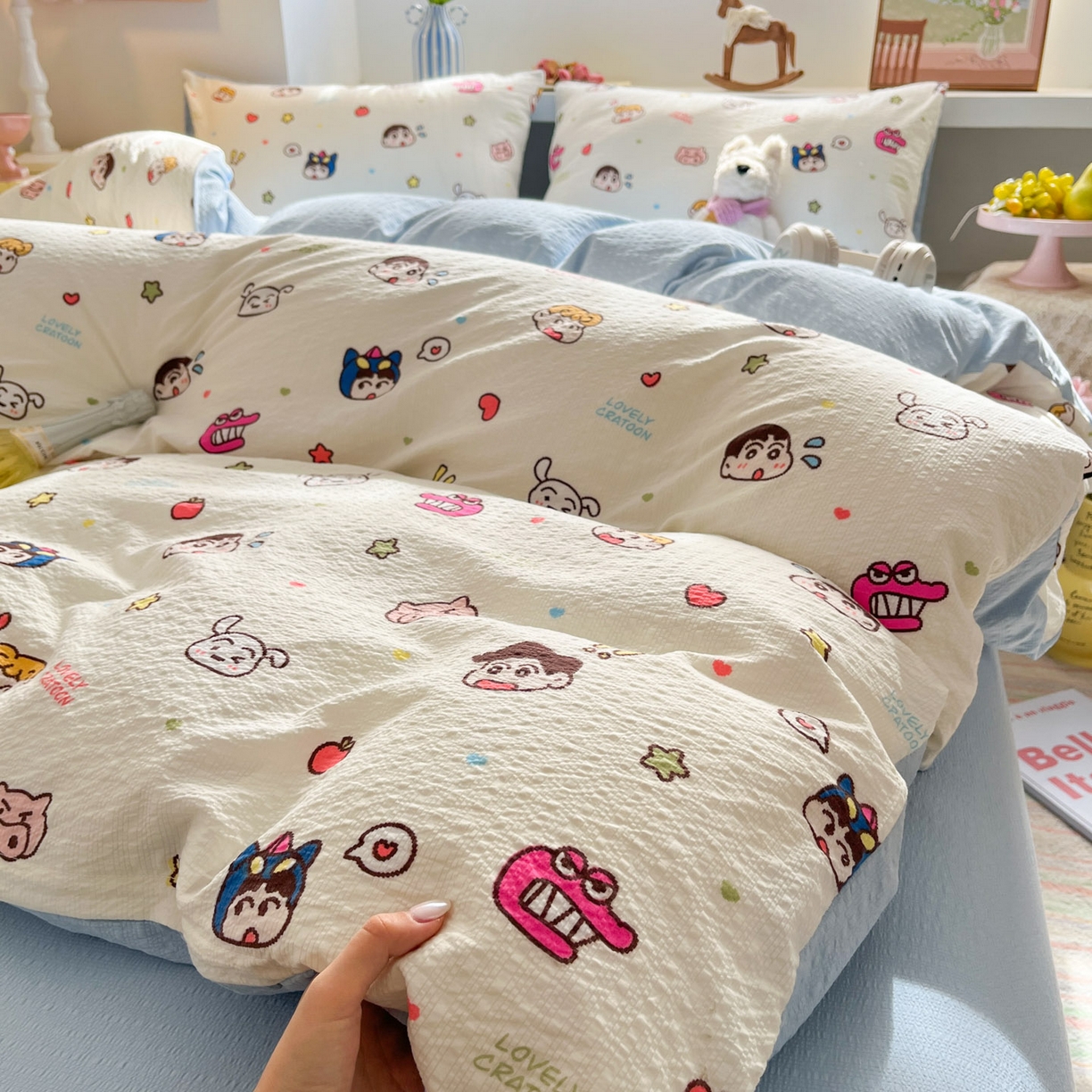 91家纺网 家纺一手货源 找家纺 彩韵家纺 2026新款软糯泡芙纱印花四件套 小新世界