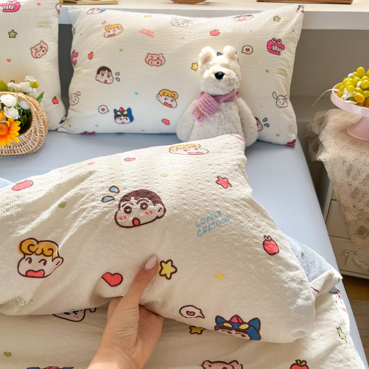 91家纺网 家纺一手货源 找家纺 彩韵家纺 2026新款软糯泡芙纱印花四件套 小新世界