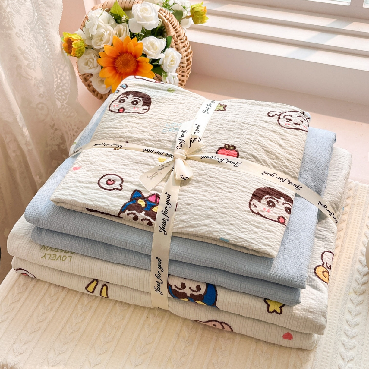 91家纺网 家纺一手货源 找家纺 彩韵家纺 2026新款软糯泡芙纱印花四件套 小新世界