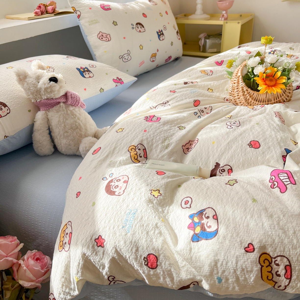 91家纺网 家纺一手货源 找家纺 彩韵家纺 2026新款软糯泡芙纱印花四件套 小新世界