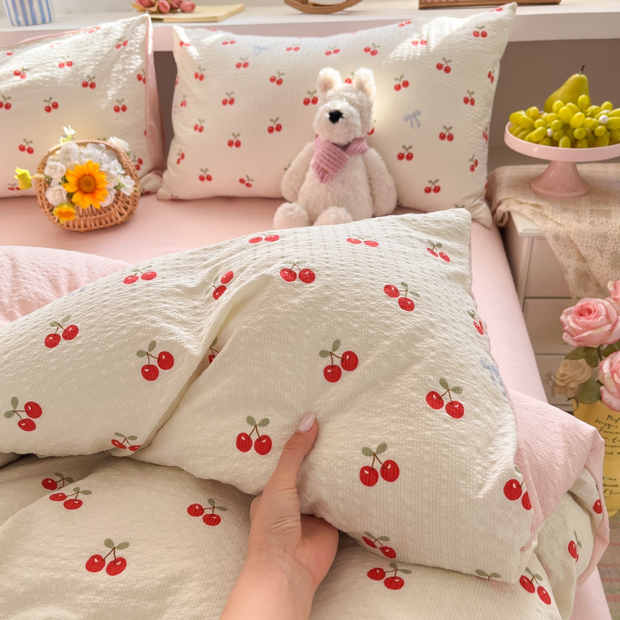 91家纺网 家纺一手货源 找家纺 彩韵家纺 2026新款软糯泡芙纱印花四件套 樱桃盛宴