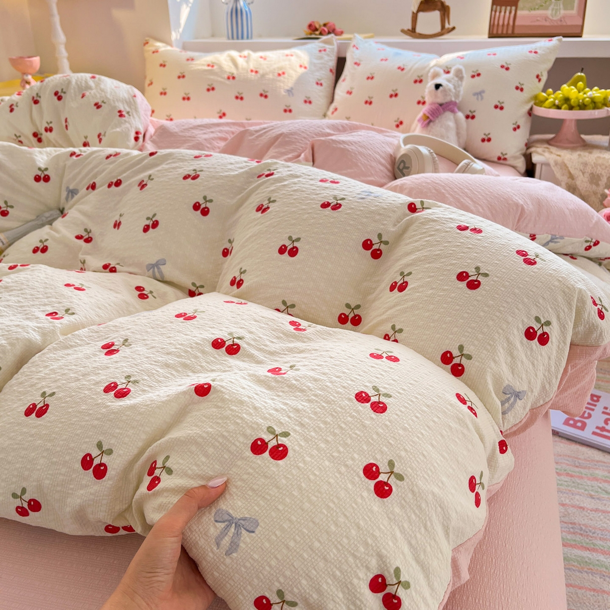 91家纺网 家纺一手货源 找家纺 彩韵家纺 2026新款软糯泡芙纱印花四件套 樱桃盛宴