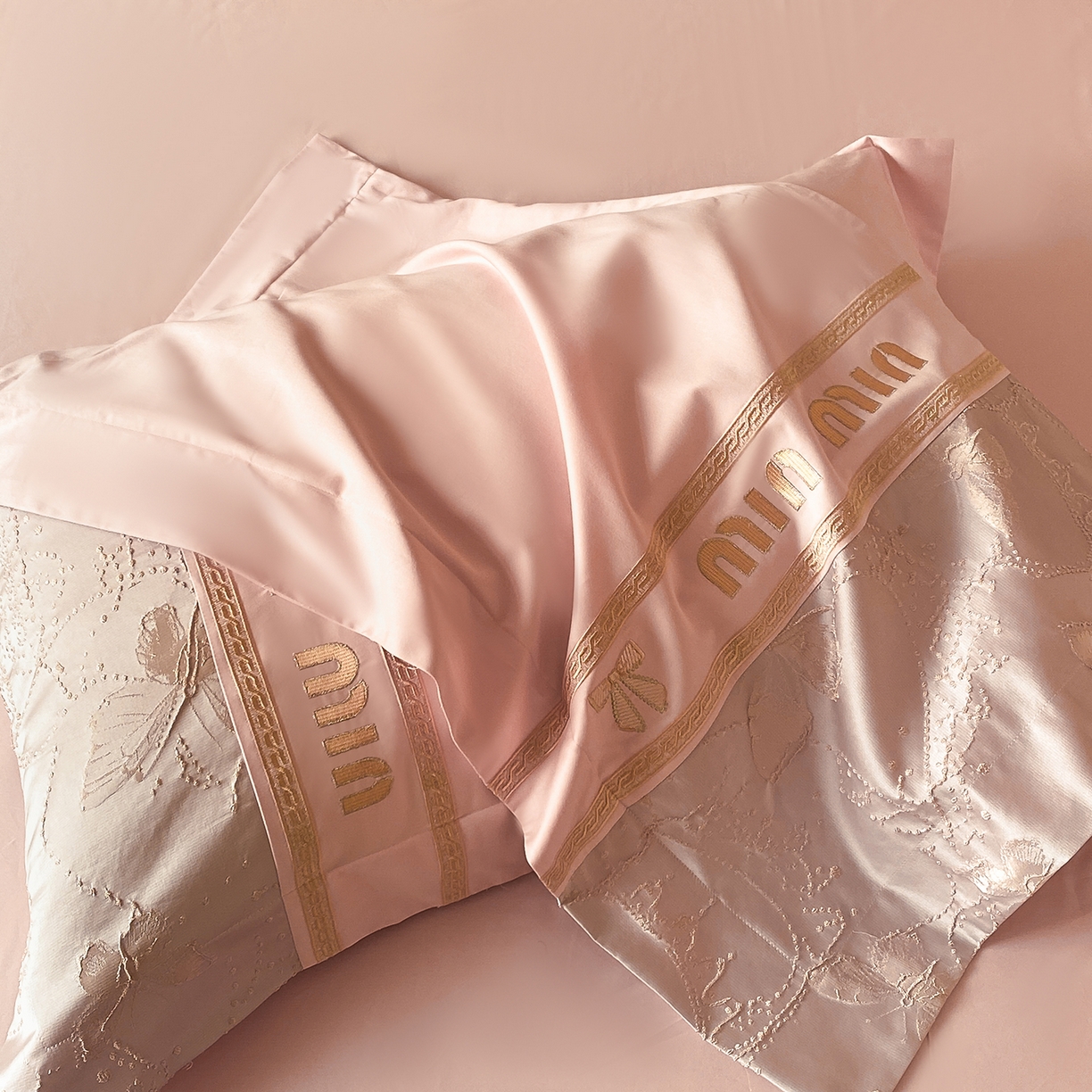 91家纺网 家纺一手货源 找家纺 置顶家纺 2026新款春夏乐芙亲肤提花刺绣系列四件套 乐芙-粉