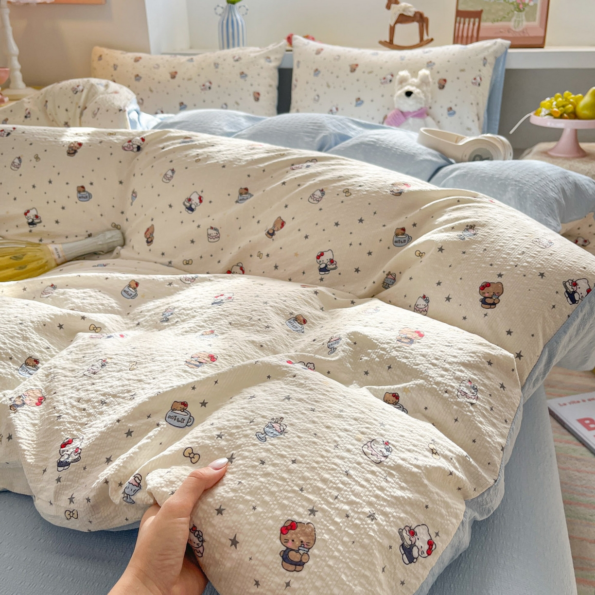 91家纺网 家纺一手货源 找家纺 彩韵家纺 2026新款软糯泡芙纱印花四件套 KT猫聚会