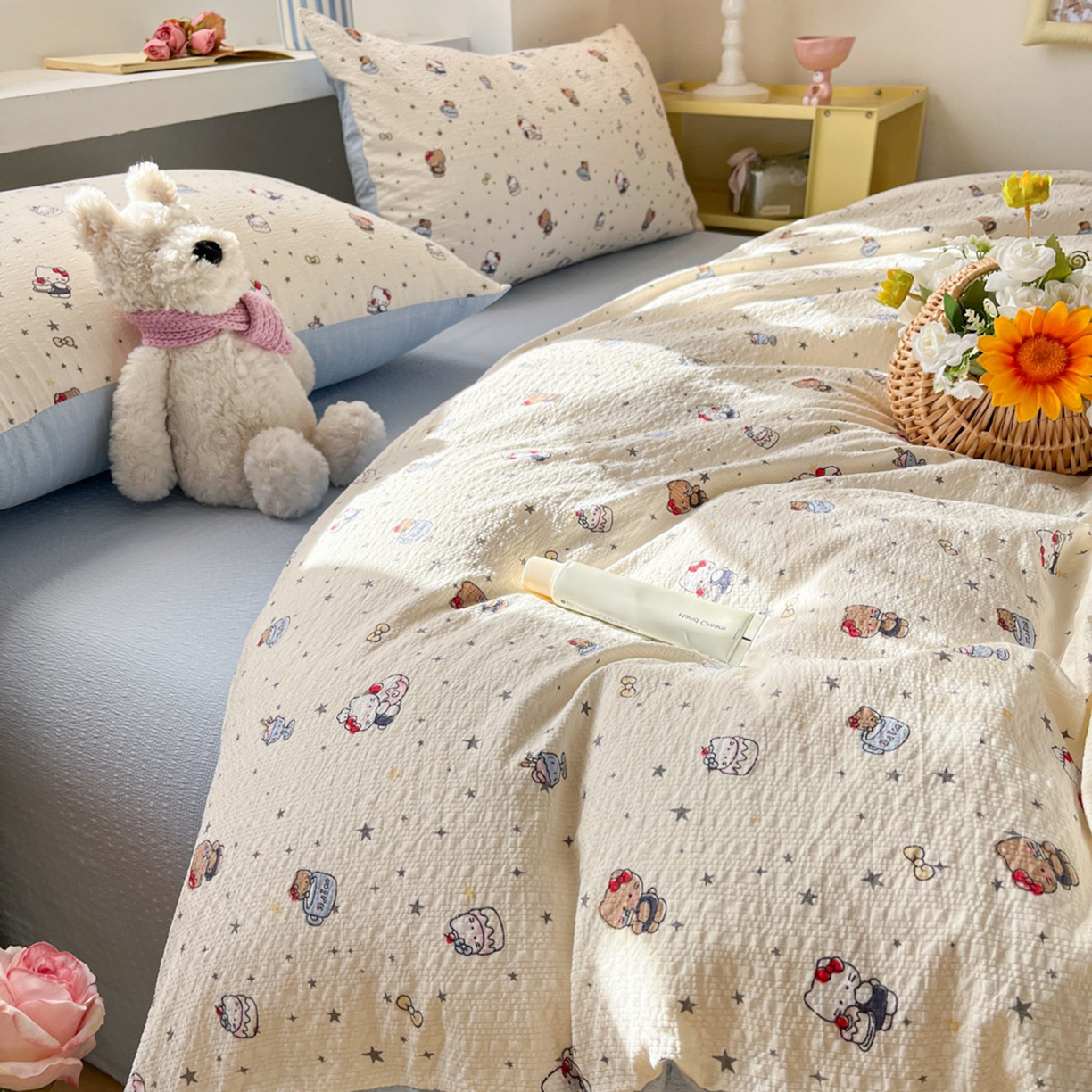 91家纺网 家纺一手货源 找家纺 彩韵家纺 2026新款软糯泡芙纱印花四件套 KT猫聚会