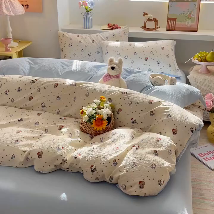 91家纺网 家纺一手货源 找家纺 彩韵家纺 2026新款软糯泡芙纱印花四件套 KT猫聚会