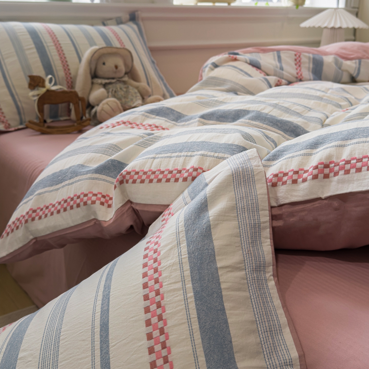 91家纺网 家纺一手货源 找家纺 眠博士 2026新款全棉纯棉水洗色织提花股线四件套 套件-未来 粉