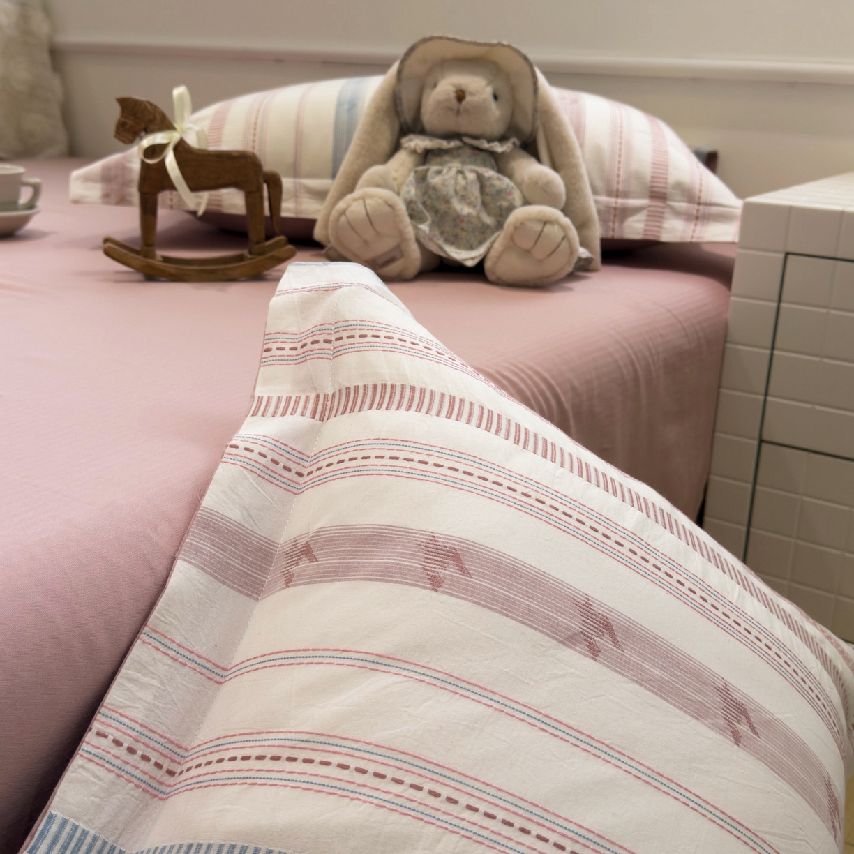 91家纺网 家纺一手货源 找家纺 眠博士 2026新款全棉纯棉水洗色织提花股线四件套 套件-素简 粉