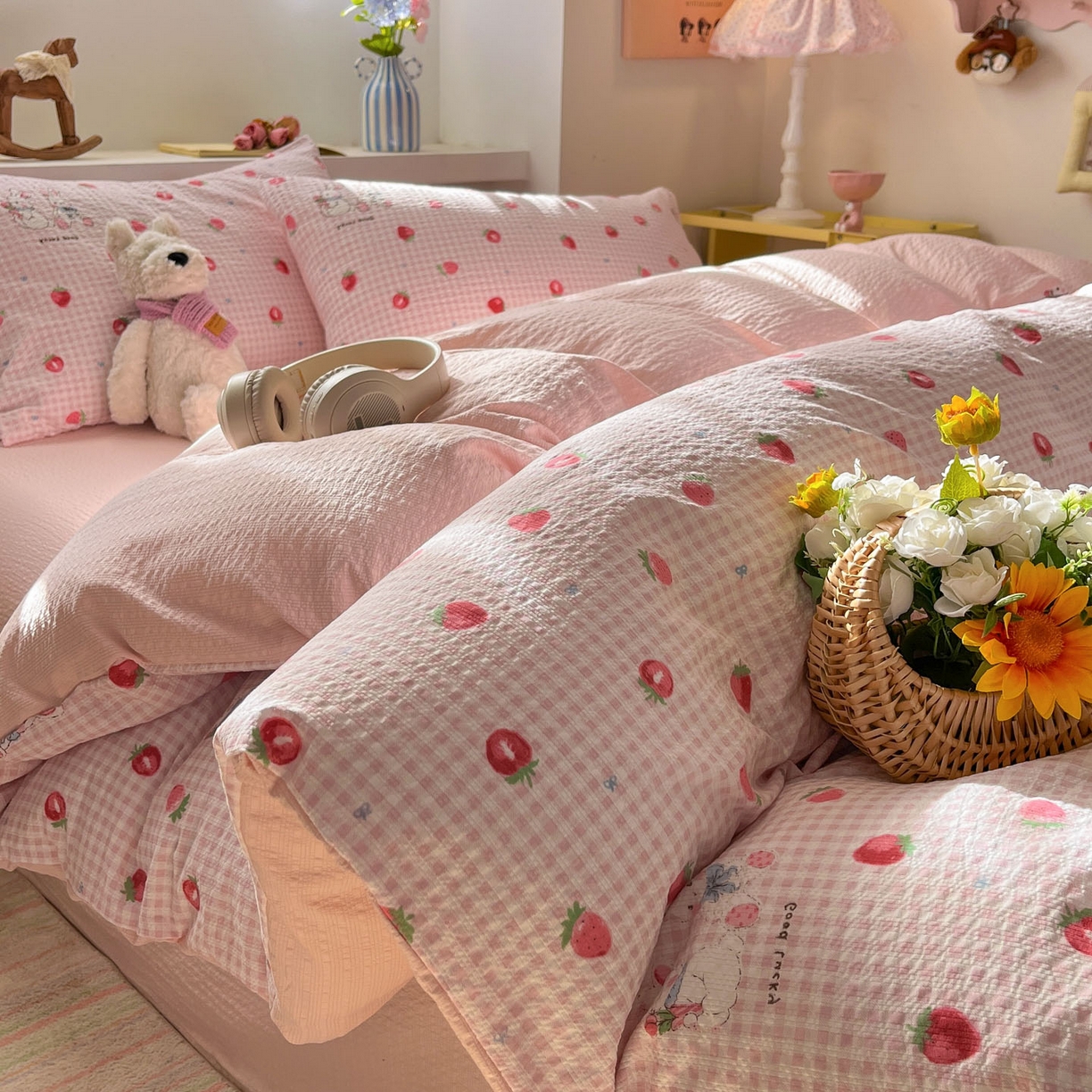 卡迪熊家纺 2026新款软糯泡芙纱印花四件套 草莓兔兔