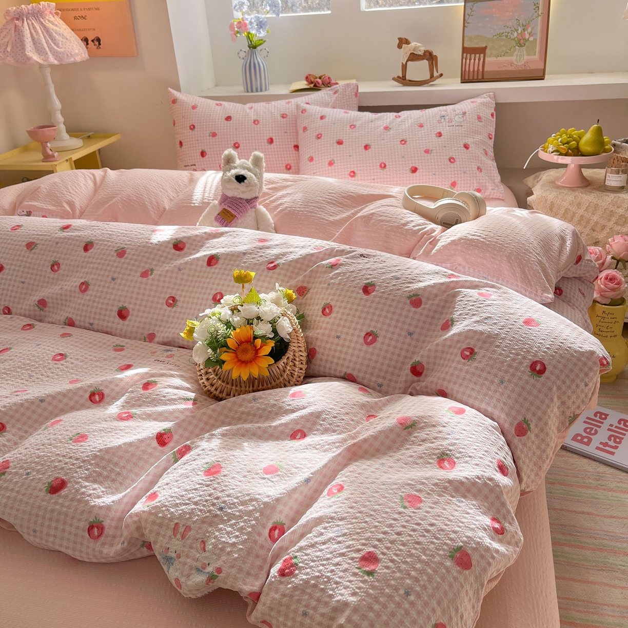 91家纺网 家纺一手货源 找家纺 卡迪熊家纺 2026新款软糯泡芙纱印花四件套 草莓兔兔