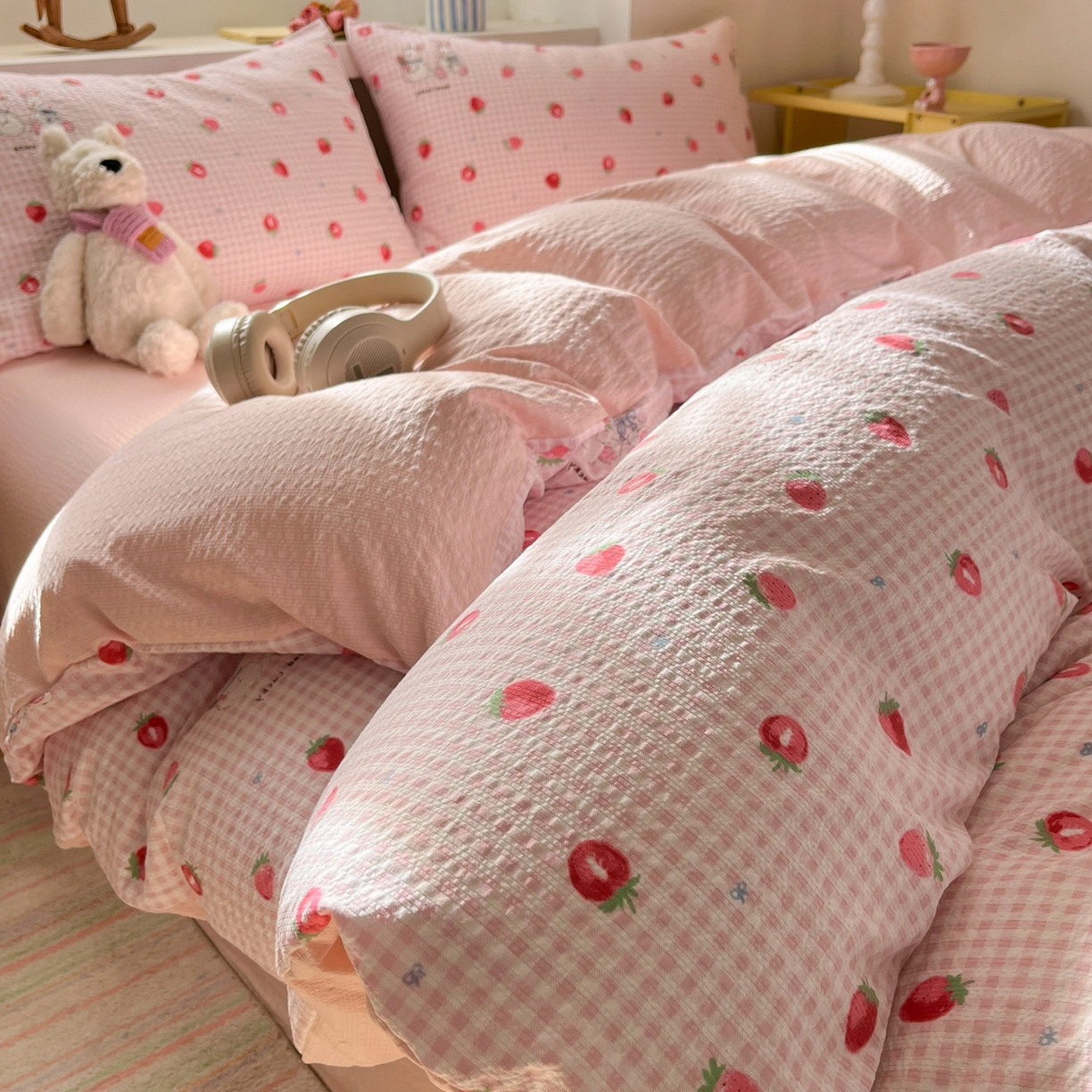 91家纺网 家纺一手货源 找家纺 卡迪熊家纺 2026新款软糯泡芙纱印花四件套 草莓兔兔