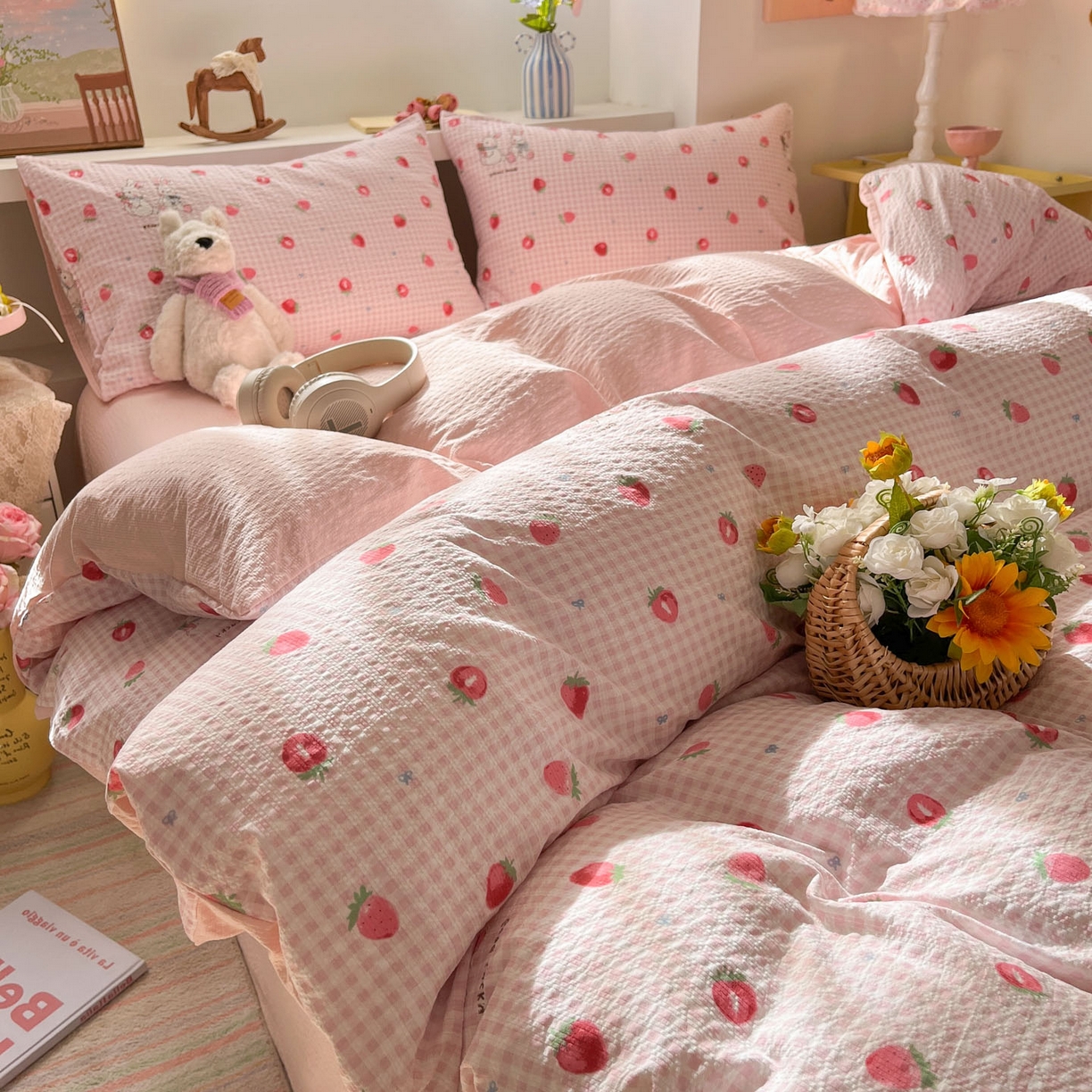 91家纺网 家纺一手货源 找家纺 卡迪熊家纺 2026新款软糯泡芙纱印花四件套 草莓兔兔