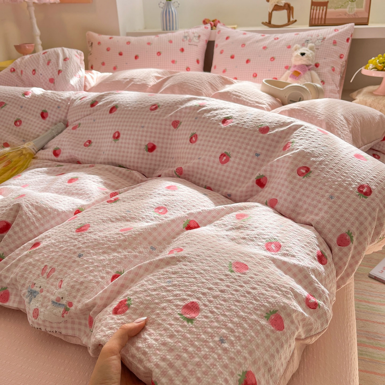 91家纺网 家纺一手货源 找家纺 卡迪熊家纺 2026新款软糯泡芙纱印花四件套 草莓兔兔