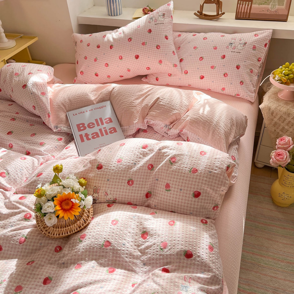 91家纺网 家纺一手货源 找家纺 卡迪熊家纺 2026新款软糯泡芙纱印花四件套 草莓兔兔