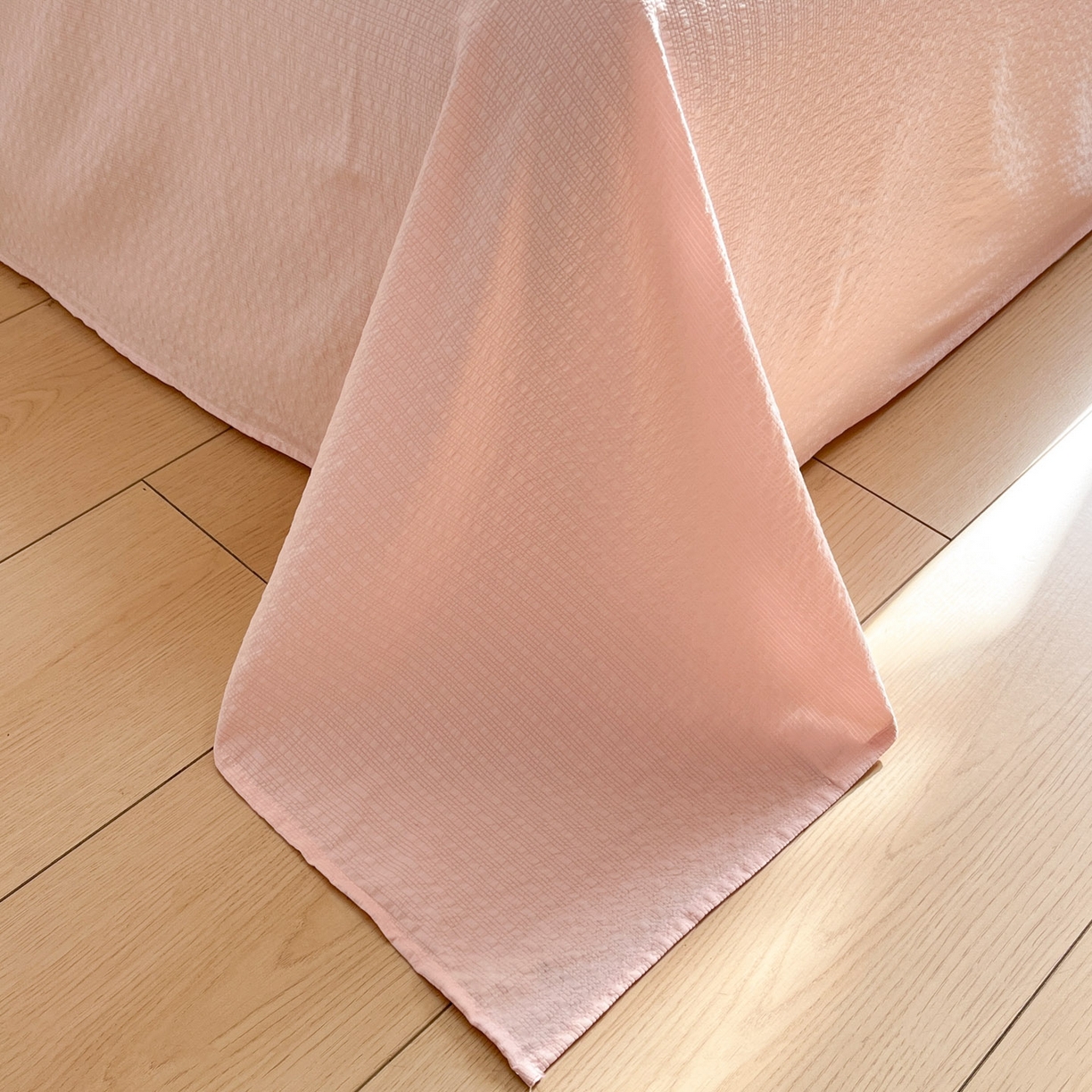 91家纺网 家纺一手货源 找家纺 卡迪熊家纺 2026新款软糯泡芙纱印花四件套 草莓兔兔