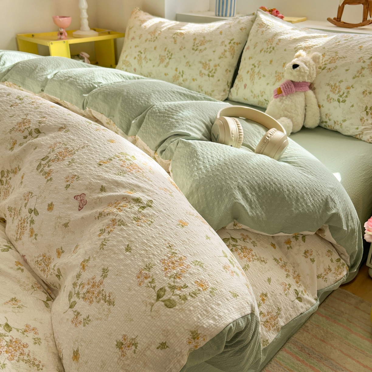 91家纺网 家纺一手货源 找家纺 卡迪熊家纺 2026新款软糯泡芙纱印花四件套 花间飞舞