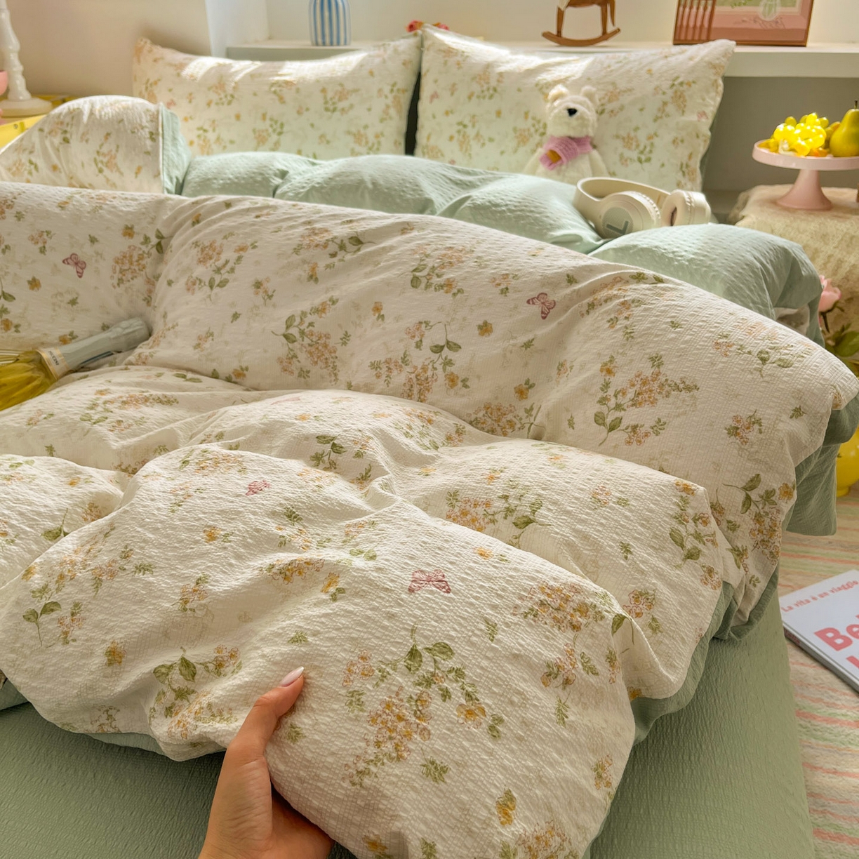 91家纺网 家纺一手货源 找家纺 卡迪熊家纺 2026新款软糯泡芙纱印花四件套 花间飞舞