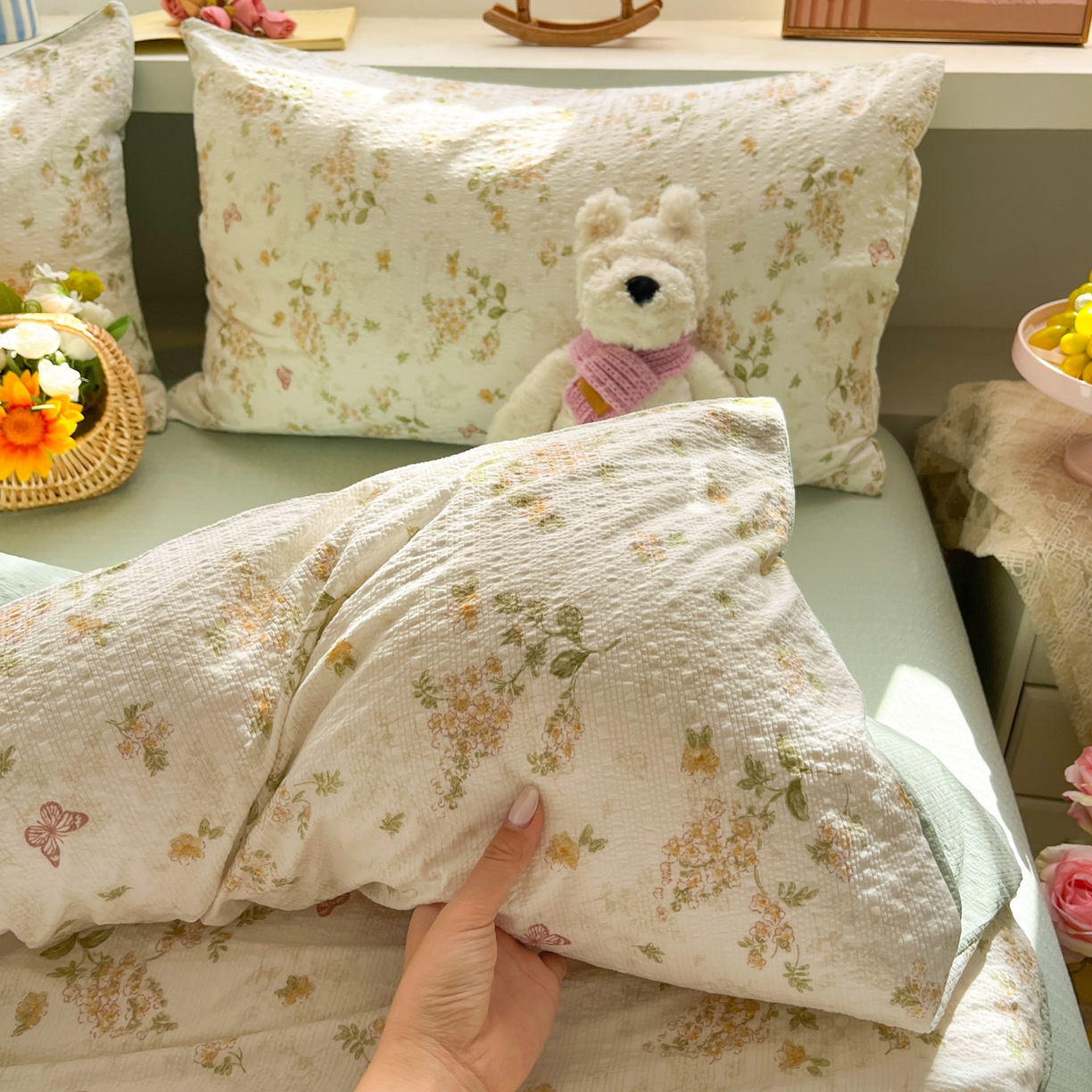 91家纺网 家纺一手货源 找家纺 卡迪熊家纺 2026新款软糯泡芙纱印花四件套 花间飞舞