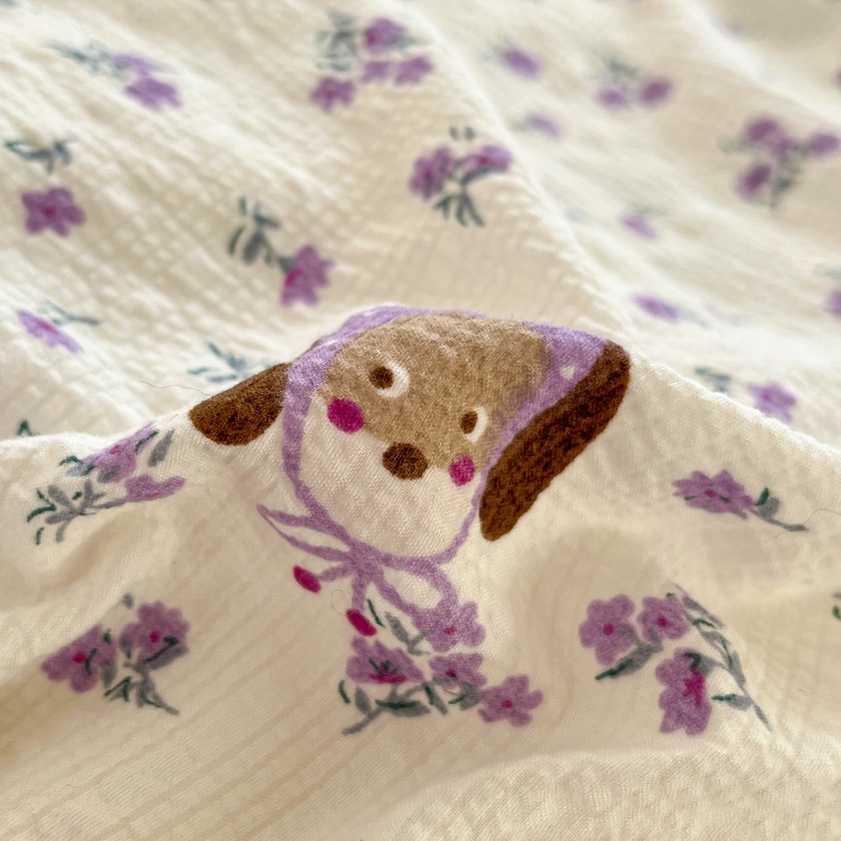 91家纺网 家纺一手货源 找家纺 卡迪熊家纺 2026新款软糯泡芙纱印花四件套 花间狗狗