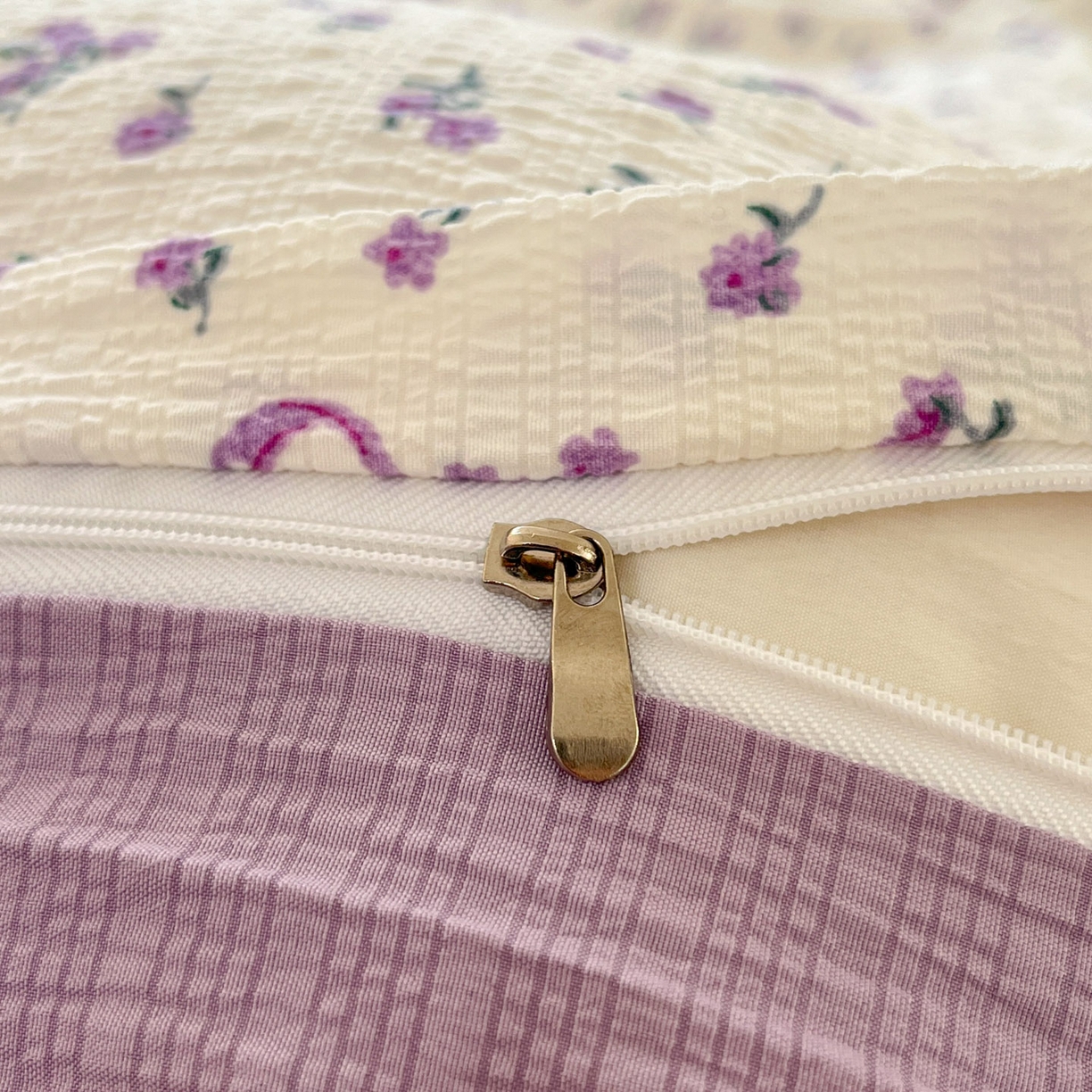 91家纺网 家纺一手货源 找家纺 卡迪熊家纺 2026新款软糯泡芙纱印花四件套 花间狗狗