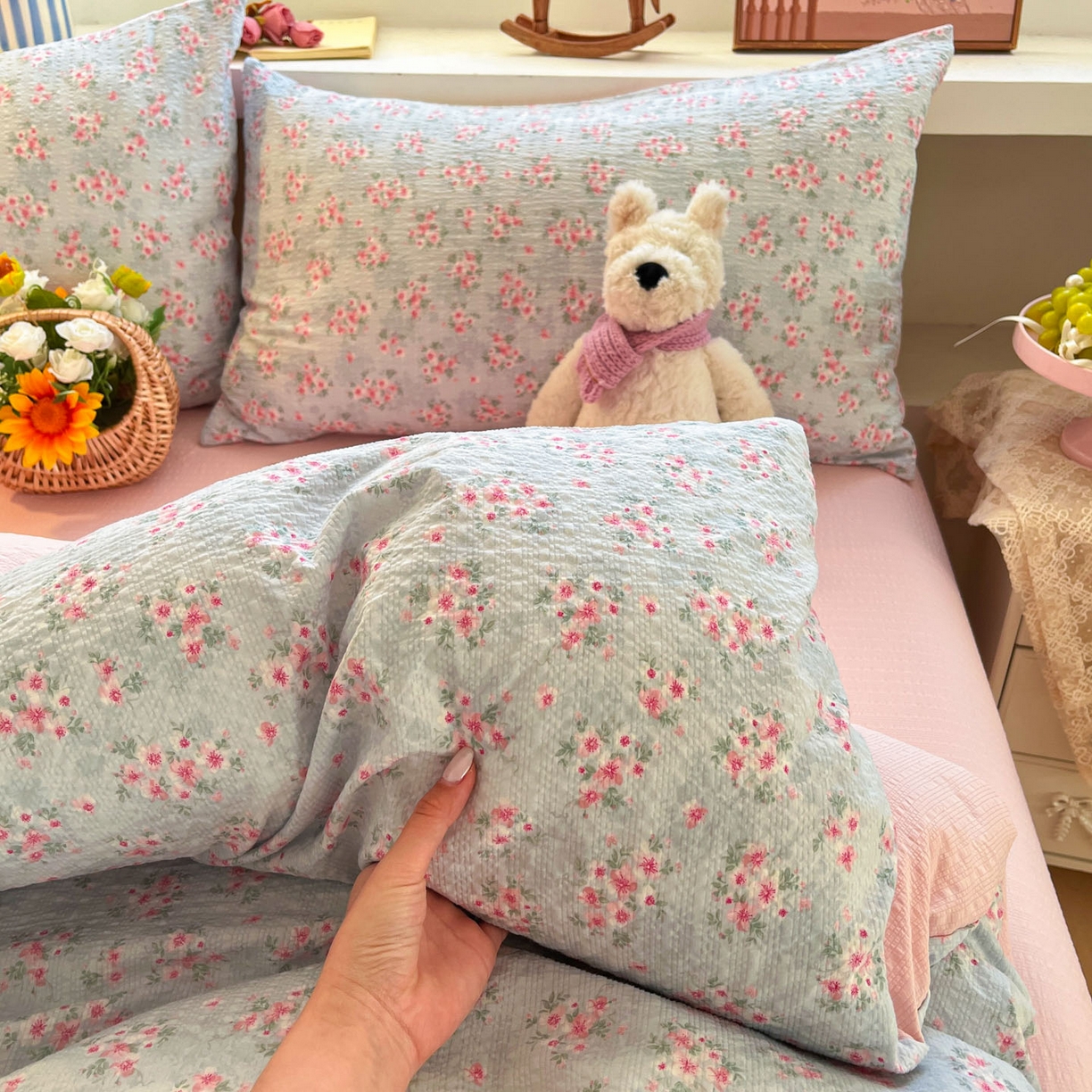 91家纺网 家纺一手货源 找家纺 卡迪熊家纺 2026新款软糯泡芙纱印花四件套 花园密语