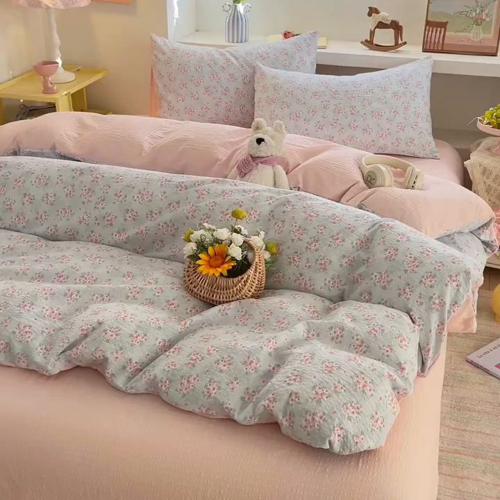 91家纺网 家纺一手货源 找家纺 卡迪熊家纺 2026新款软糯泡芙纱印花四件套 花园密语