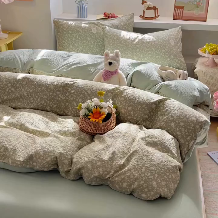 91家纺网 家纺一手货源 找家纺 卡迪熊家纺 2026新款软糯泡芙纱印花四件套 花之世界