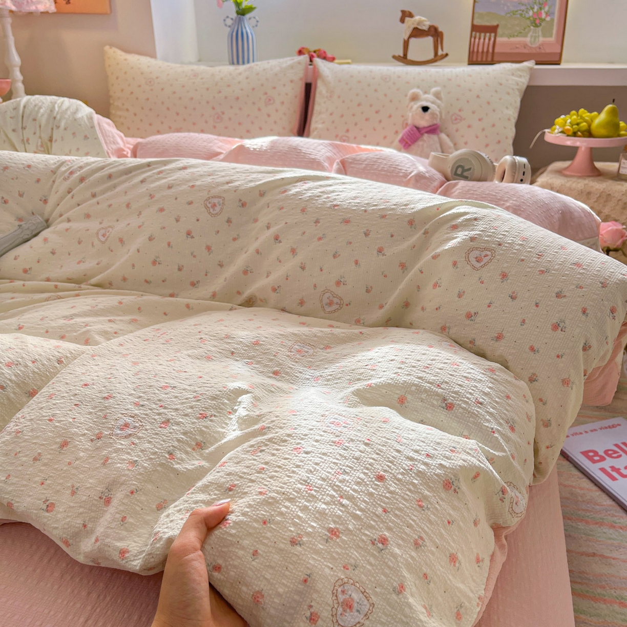 91家纺网 家纺一手货源 找家纺 卡迪熊家纺 2026新款软糯泡芙纱印花四件套 玫瑰物语