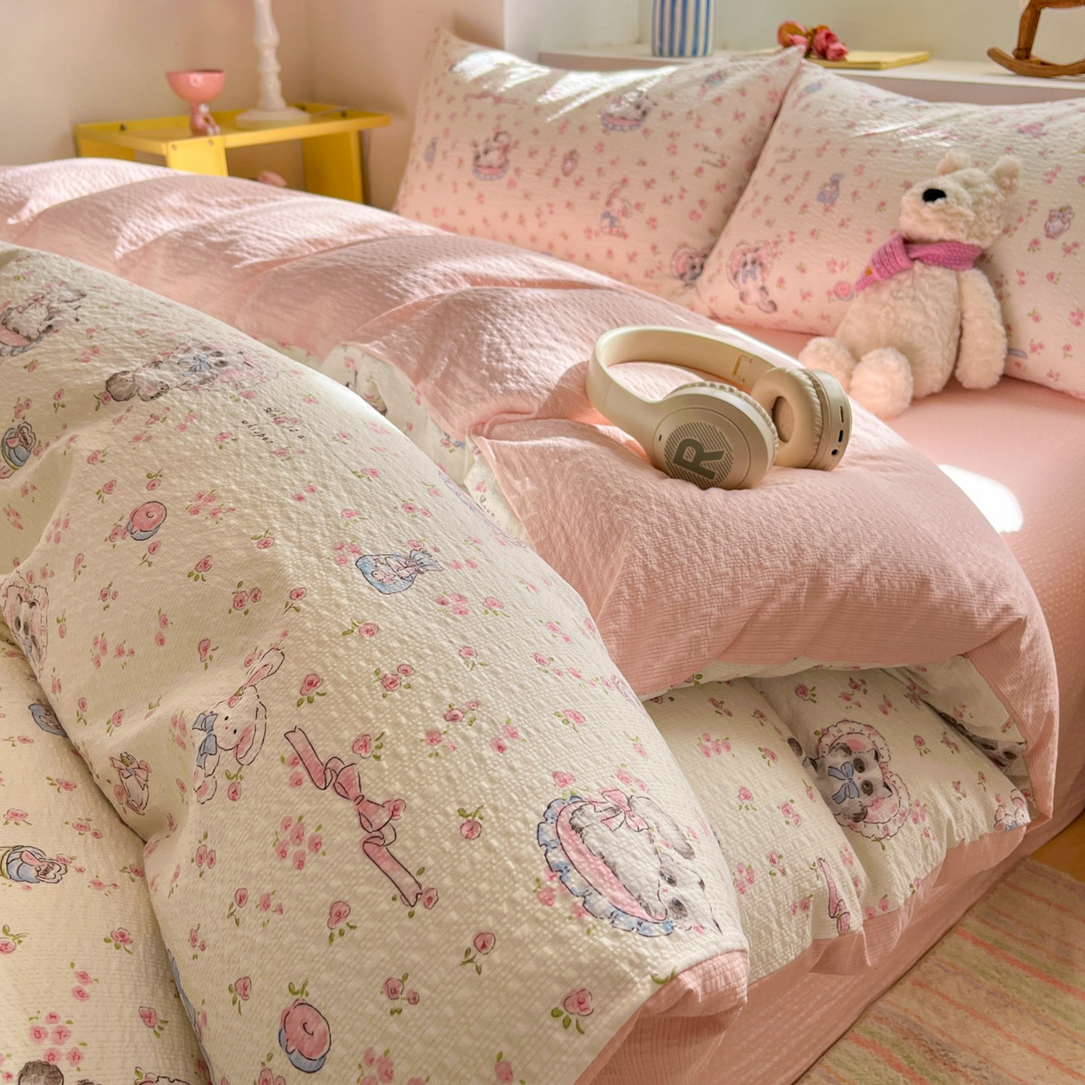 91家纺网 家纺一手货源 找家纺 卡迪熊家纺 2026新款软糯泡芙纱印花四件套 萌宠派对