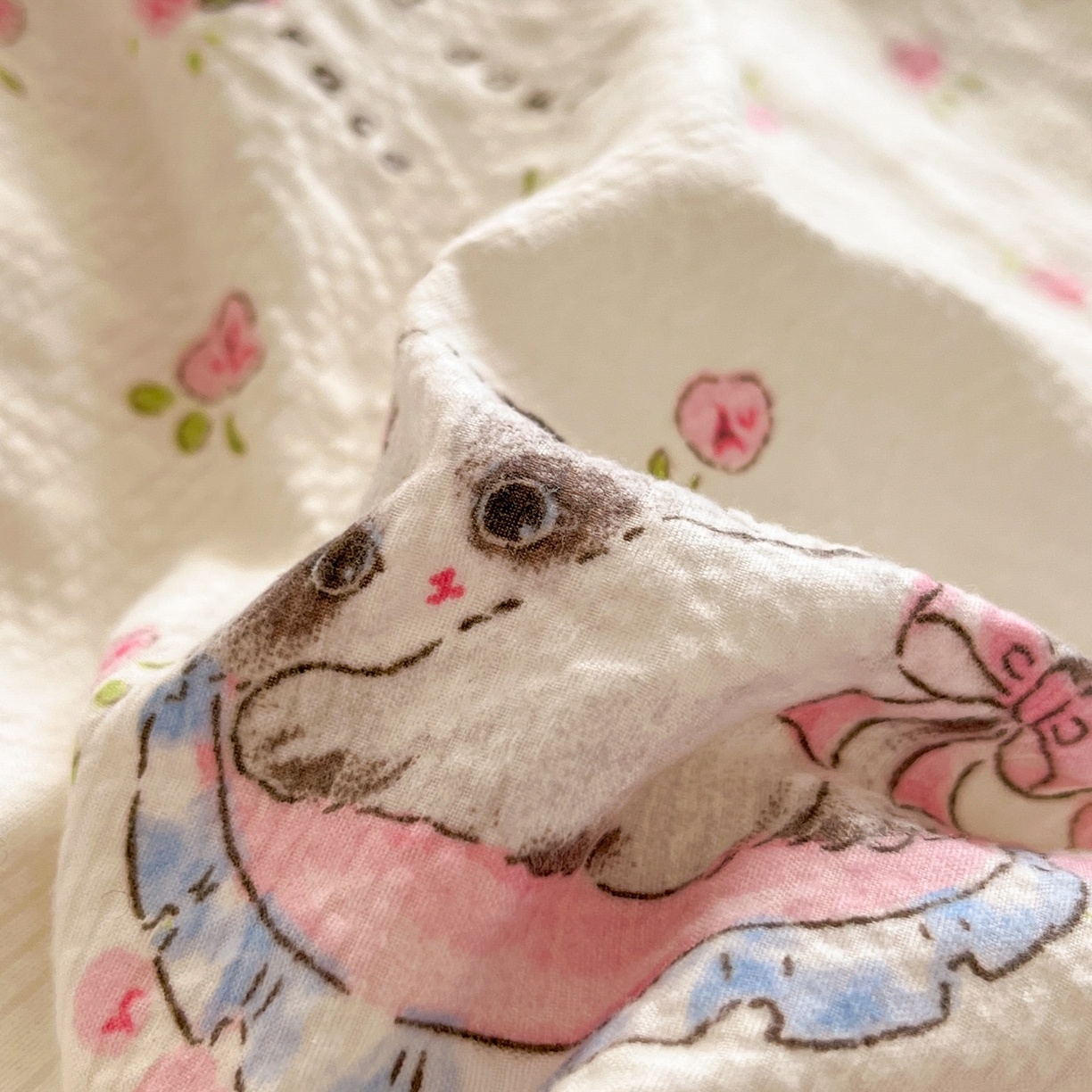 91家纺网 家纺一手货源 找家纺 卡迪熊家纺 2026新款软糯泡芙纱印花四件套 萌宠派对