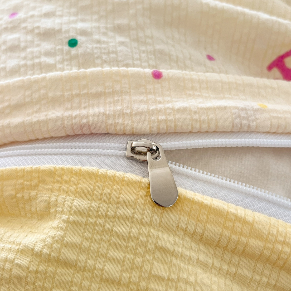 91家纺网 家纺一手货源 找家纺 卡迪熊家纺 2026新款软糯泡芙纱印花四件套 梦幻世界