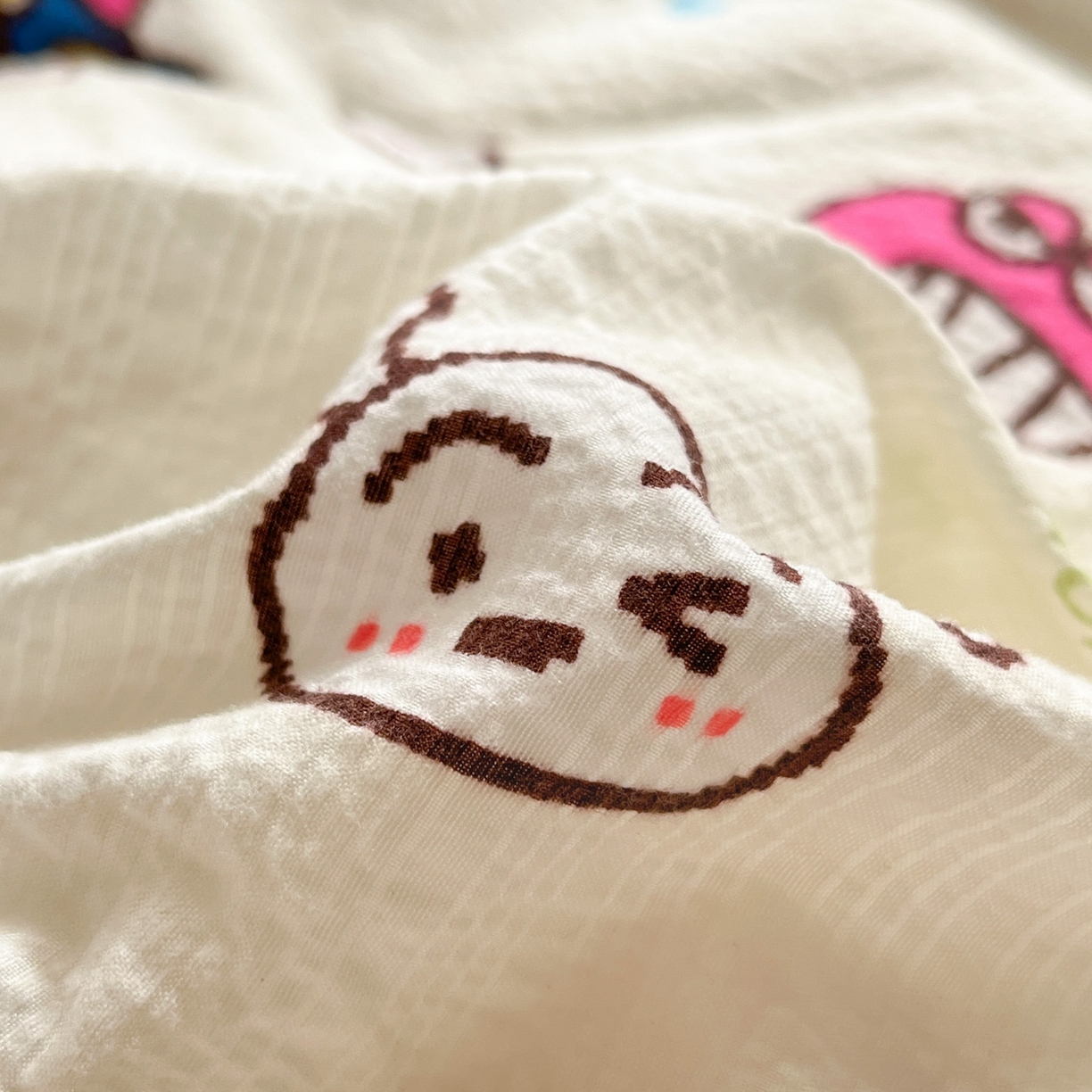 91家纺网 家纺一手货源 找家纺 卡迪熊家纺 2026新款软糯泡芙纱印花四件套 小新世界