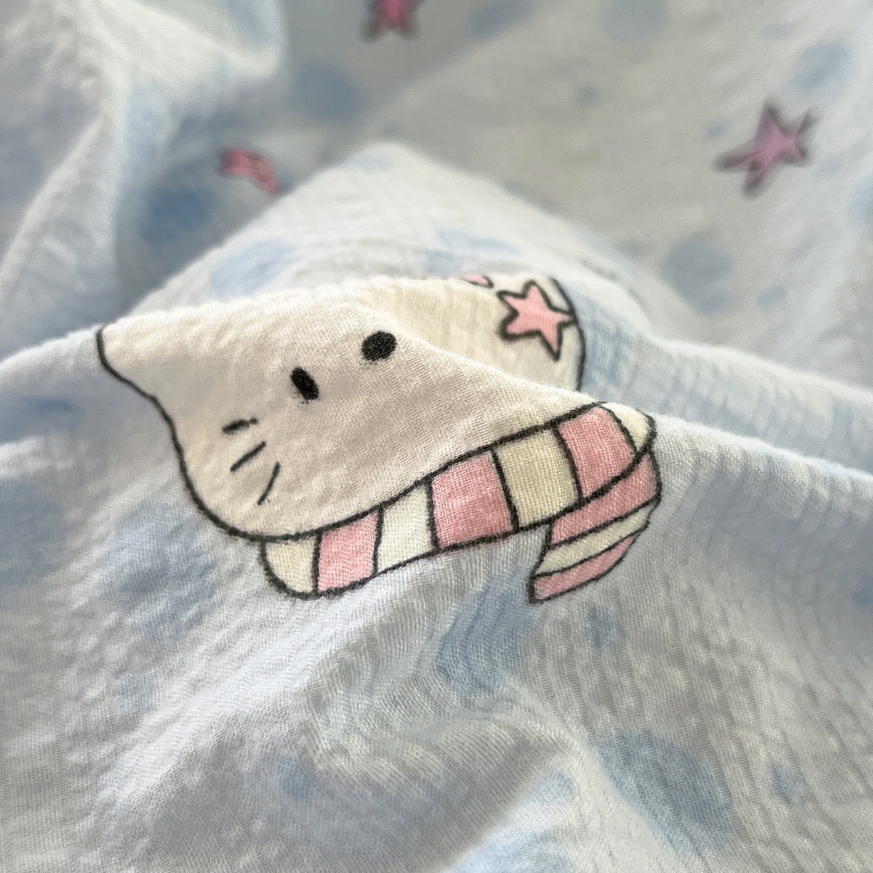 91家纺网 家纺一手货源 找家纺 卡迪熊家纺 2026新款软糯泡芙纱印花四件套 星星猫咪