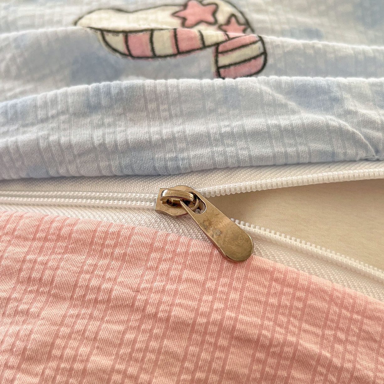 91家纺网 家纺一手货源 找家纺 卡迪熊家纺 2026新款软糯泡芙纱印花四件套 星星猫咪