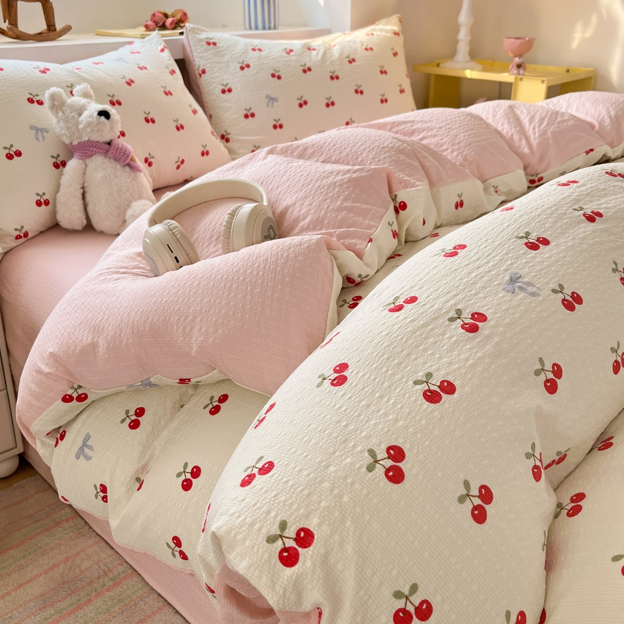 91家纺网 家纺一手货源 找家纺 卡迪熊家纺 2026新款软糯泡芙纱印花四件套 樱桃盛宴