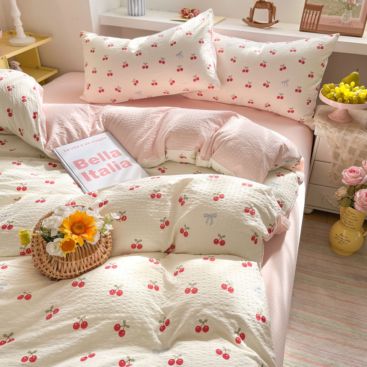 91家纺网 家纺一手货源 找家纺 卡迪熊家纺 2026新款软糯泡芙纱印花四件套 樱桃盛宴