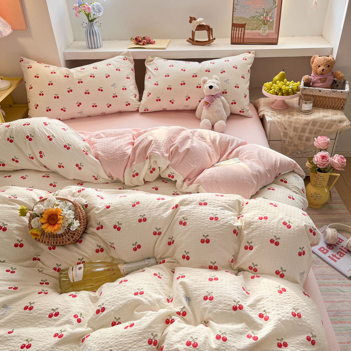 91家纺网 家纺一手货源 找家纺 卡迪熊家纺 2026新款软糯泡芙纱印花四件套 樱桃盛宴